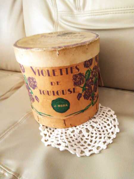 母の日 レア フランス アンティーク 箱 1951年 トゥールーズ Toulouse violettes 菫 リボン 古切手 城 骨董 ビスク 人形 レース レトロ 缶