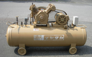 イヤサカ　〇5馬力エアーコンプレッサー　高圧仕様　14 kgf/cm2　吐出空気量 493 リットル/min　(NK210826-01)