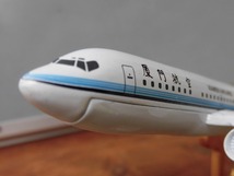 中古 メーカー不明 / ボーイング 737-700 中国 厦門航空 1/200 ダイキャストモデル ＃1 ウッド台座 / Xiamenair アモイ航空 翼幅164mm _画像4
