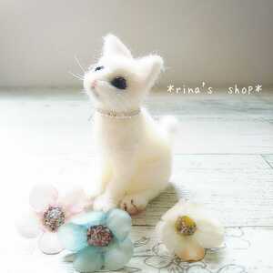 *rina's shop*5.5㎝てのひら白猫*羊毛フェルト*ハンドメイド*愛猫*ぬいぐるみ*インテリア*手作り*ブライス*ペット*ウエルカムドール猫雑貨