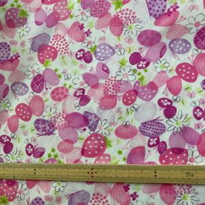 生地ハギレ 薄手シーチング いちご&蝶々 ピンクパープル 108幅×98cm