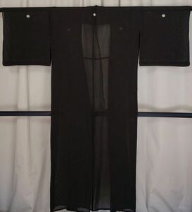 絹100％　　駒絽縮緬　　黒紋付絽喪服　　誂え仕立て品　中古品