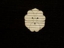 絹100％　　駒絽縮緬　　黒紋付絽喪服　　誂え仕立て品　中古品_画像4