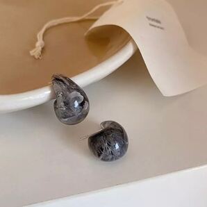 水滴風ぷっくりピアス ダークグレー 春アクセ イヤーアクセ ピアス 大人可愛い デート パーティ