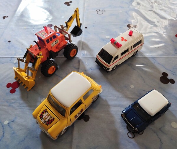 ミニカー4種+プラスティック2種(ヘリコプター+ミキサー車)