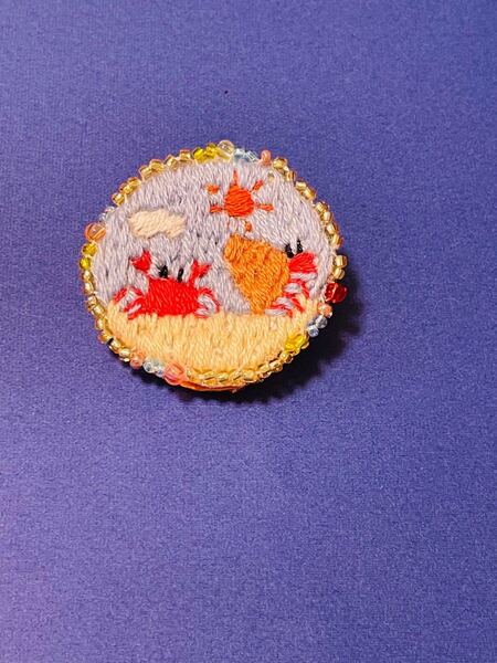 刺繍ブローチ カニとヤドカリ