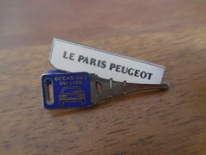 フランス☆古いピンズ 【LE PARIS PEUGEOT】 ピンズ ピンバッジ PINS ピンバッチ プジョー 鍵 カギ　車　エッフェル塔