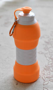 水筒 シリコン 伸縮 ウォーターボトル 大きさ変化 ボトル ドリンク 580ml カラビナ 新品 オレンジ