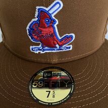 新品 New Era ツバ裏ブルー 59FIFTY Cardinals Brown Cap Royal Under Visor 7 5/8 60.6cm ニューエラ カージナルス キャップ Hat club_画像2