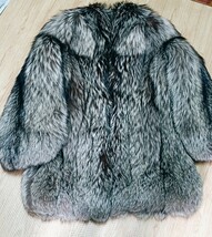 NN0808 138 　中古　毛皮コート　SAGA　FOX　シルバーよりのブラウン系　（１１号～１３号）　毛皮　FOX　ゴージャス　コート　おしゃれ　_画像2