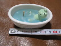 カエル　フロッグ　展示品　長期保管品　風呂でゆったり　キャンドル　蝋燭　幅10cm程度　枠：陶器　がま　かわいいオブジェ　お守り_画像2