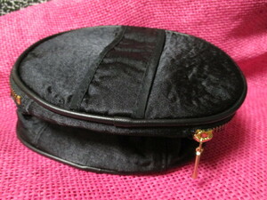 *Shu uemura cosme pouch satin ground black Gold . round shape Shu Uemura glossy black stylish new goods beautiful goods 