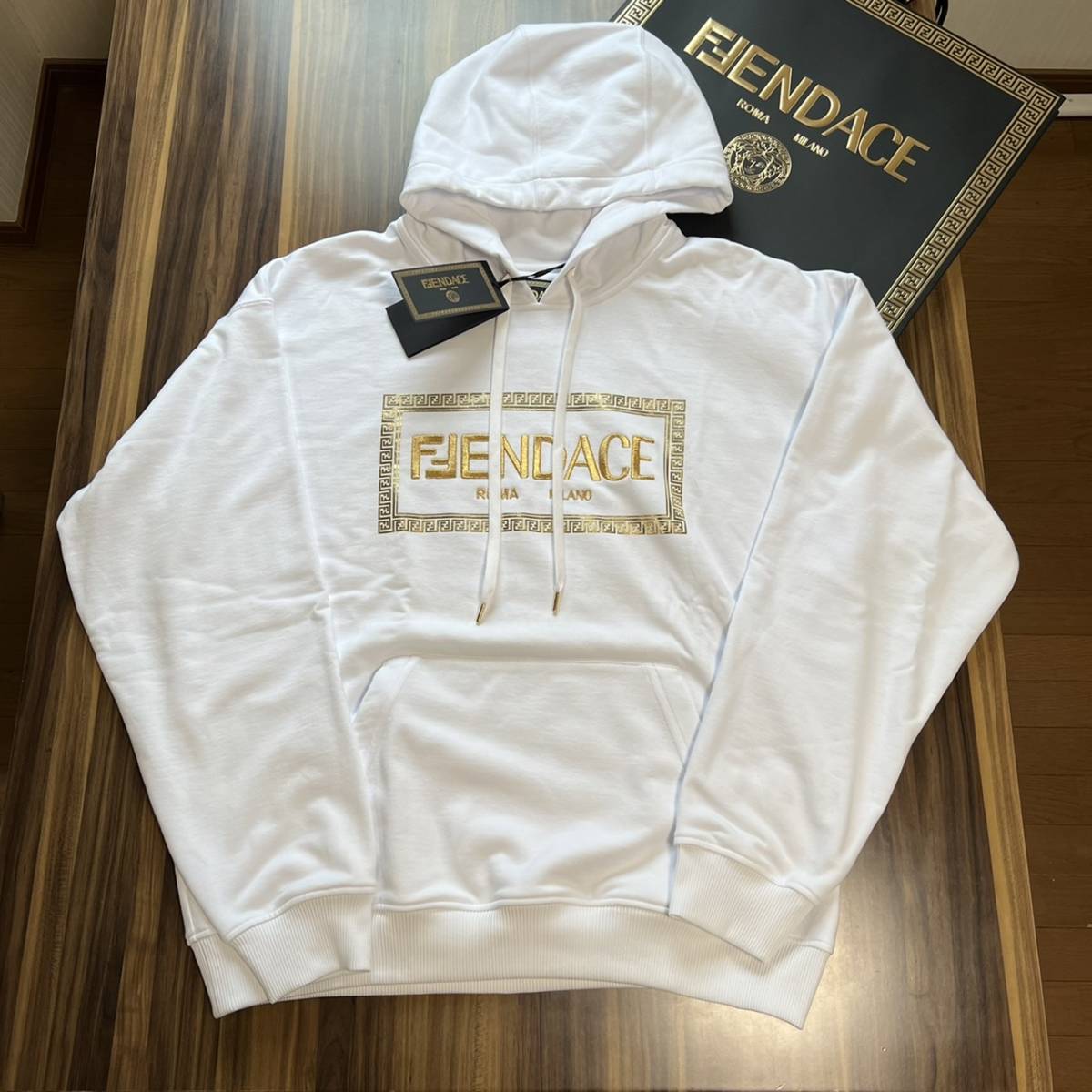 新品】FENDACE フェンダーチェ 限定コラボ パーカー ロゴ フェンディ