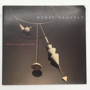 【デザイン】WENDY RAMSHAW　アクセサリーデザインの展覧会図録　洋書　1983年　60ページ　by6yn9