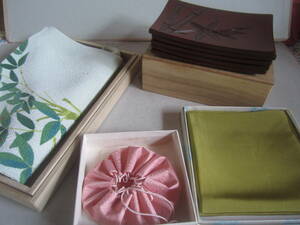 鎌倉彫の菓子皿5枚とちりめんの風呂敷、袱紗、御袖揃と箱に書かれた布袋