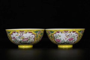 ◆旧蔵◆古美術 中国古玩 清代康熙年製款 琺瑯彩　黄地　開窗牡丹花卉紋碗―對　時代物　A3