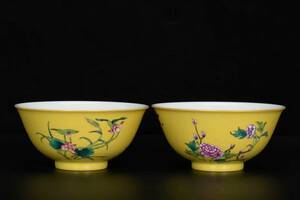 ◆旧蔵◆古美術 中国古玩　清代乾隆年製款　琺瑯彩　黄地　荷叶牡丹花卉紋碗―對　時代物　A05