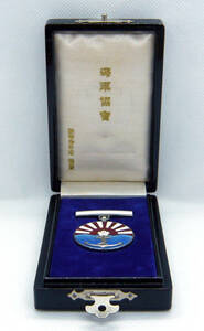 ◆旧日本海軍【白色有功章】 海軍協會 勲章 純銀製 箱付