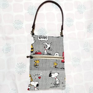 【お値下げしました】ハンドメイド スマホポーチ ボールファスナーの外ポケット付き スヌーピー437