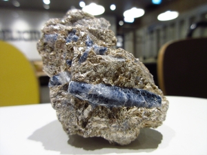 外国産鉱物標本　アフガニスタン産　サファイヤ(鋼玉)
