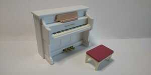 シルバニアファミリー ピアノ ホワイト×イス ワインレッド ミニチュア 玩具
