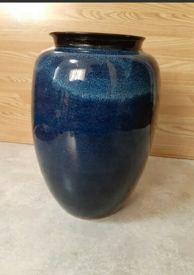 花瓶　濃い青色