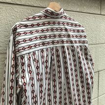 US古着 レディース 総柄シャツ ネイティブストライプ 長袖シャツ 白ベース アメリカ古着 80s 90s 柄物 個性的 vintage ヴィンテージ_画像4