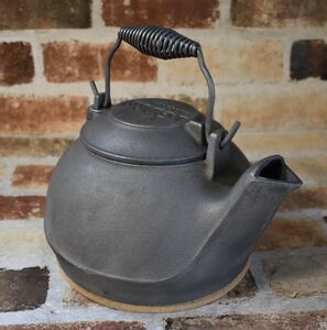 ★1円出品売切~★超美品★ LODGE IRON KETTLE ロッジ ケトル 2TK2 キャンプ 薪ストーブ アメリカ製 容量2.3L 鉄瓶 アイロン 焚火ユース