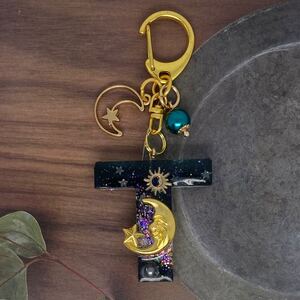イニシャルキーホルダー レジンハンドメイ メタリック バックチャーム イニシャル 宇宙 ギャラクシー 夜空 畜光 T
