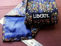 ♪9939C♪良品【植物 葉っぱ 木の実 鳥 柄】リバティー【LIBERTY】ネクタイ_画像2