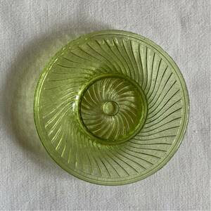 明治～大正 プレスガラス 和ガラス 小皿 黄色 黄緑 渦 Antique pressed glass plate, early 20th