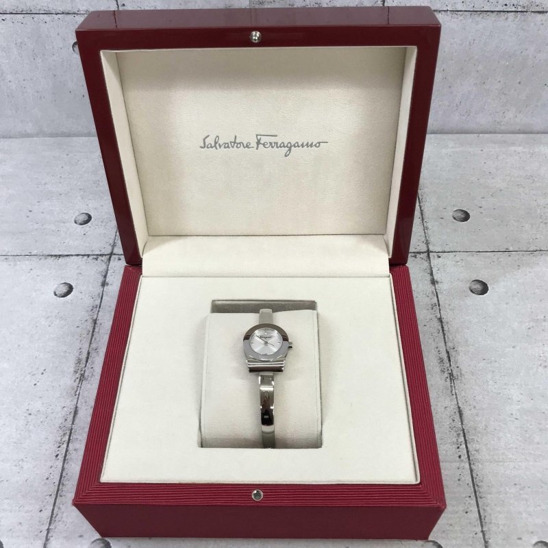 新品】定価12万 フェラガモ 女性レディース 新品 腕時計 レザーピンク