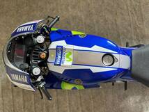 デアゴスティーニ 1/4　ヤマハYZR-M1 バレンティーノ・ロッシ　完成品　専用ケース付き_画像3