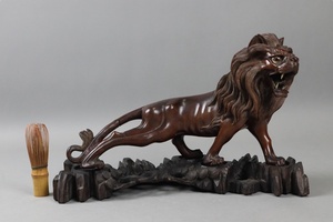 中国古玩 唐木彫刻 ライオン 置物 幅38,5cm 獅子 木彫 唐物 細密細工 古美術品[a1155]
