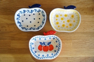 【新品未使用】リンゴ型　ポタリー風食器3枚セット　平皿　北欧風食器　取り皿　花柄　ポーランド