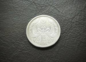 小型50銭銀貨 昭和11年　silver720　送料無料（14715）　 古銭 骨董　アンティーク　日本 貨幣　菊の紋章 お宝
