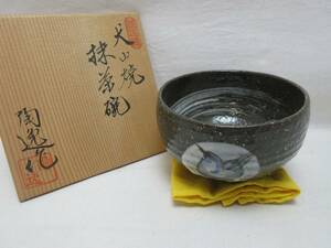 404041 【 美品 茶道具 後藤陶逸作 犬山焼 刷毛目 鳥花柄 抹茶碗 陶印 共布 共箱 】 検) 作家物 煎茶道具 茶懐石 茶器 茶湯 茶呑 茶器 ⅰ