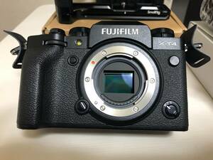 【極上美品】FUJIFILM　ミラーレス一眼カメラ　X-T4　本体