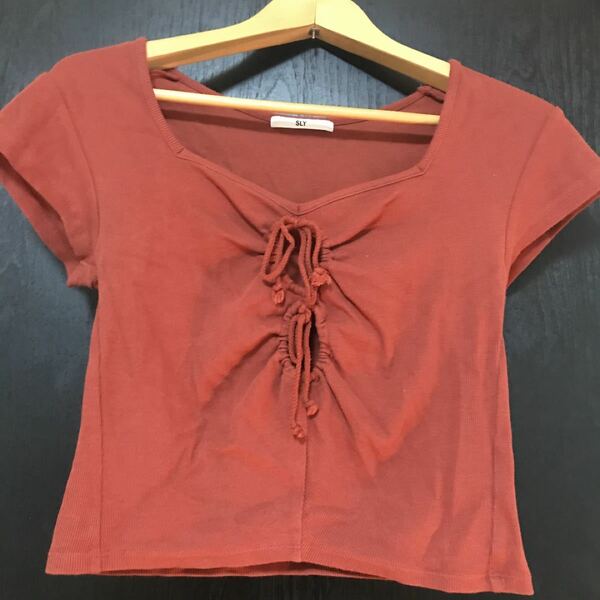 SLY スライ トップス カットソー Tシャツ 半袖 レッドブラウン レンガ色 シャツ ショート 美品