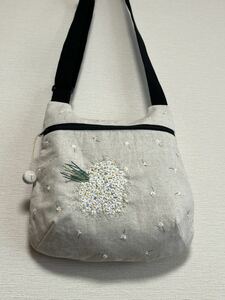 手刺繍のバッグ+カモミール+かすみ草+ショルダーバッグ+斜め掛け