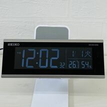 SEIKO CLOCK セイコークロック 目覚まし時計 電波 交流式 デジタル 銀色メタリック 電動式 電波修正機能 アラーム 温湿度計 M_画像2