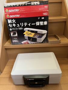 未使用or使用数度 SENTRY セントリィー セントリー 1160 ポータブル耐火金庫 手提げ金庫 セキュリティー保管庫 鍵2本 元箱