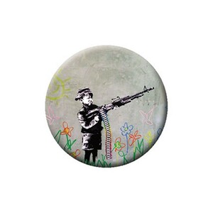 Banksy 缶バッジ バンクシー Crayon Shooter