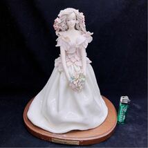 ROMAN DOLL ロマンドール ハンドメイド 陶器人形 白磁 花を持つ少女 ドレス 置物 飾り物 木台付き インテリア オブジェ 現状渡し F106F_画像1