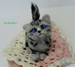 小さな猫　アメリカンショートヘアの子猫ちゃん　立ポーズ　片足上げ　見上げる　羊毛フェルト　猫　手のひらサイズ　ハンドメイド