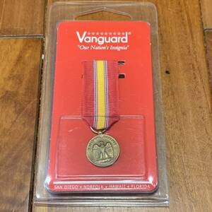 沖縄 米軍放出品 badge ピンバッジ Vanguard HARD CORPS MIN MDL NATIONAL DEFENSE (管理番号Y46)