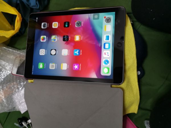 Apple iPad Air Wi-Fiモデル 16GB MD785J/A [スペースグレイ 