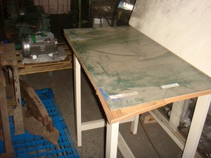 2A【棚030504-19W有】作業テーブル　工具引出付　60X90cm位85cm高さ位　木天板入れ替え必要　　