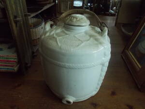 古い白磁陶器　大きな酒樽　重量あり　酒瓶　蓋・持ち手付き　和製レトロアンティークヴィンテージ骨董