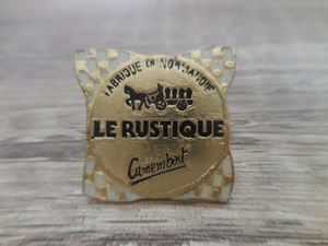 フランス☆古いピンズ ピンバッジ 【LE RUSTIQUE 白色】PINS ピンズ 　チーズ　カマンベール